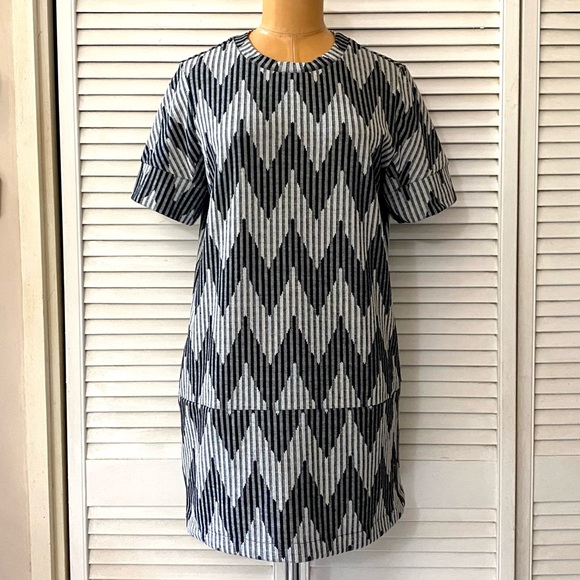 Very J Dresses & Skirts - Very J Shift Dress Women’s Small Gray Chevron Short Sleeve